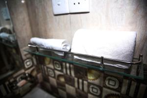 ein Handtuchhalter in einem Badezimmer mit Spiegel in der Unterkunft Rivinu Holiday Resort in Ella + 33 Fotos