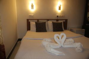 2 Handtücher auf einem Bett in einem Hotelzimmer in der Unterkunft Rivinu Holiday Resort in Ella