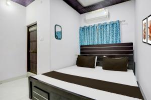 une chambre avec un lit et un rideau bleu dans l'établissement Hotel O stay inn, à Shivāpur