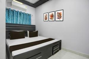 une chambre avec un lit dans une pièce dans l'établissement Hotel O stay inn, à Shivāpur