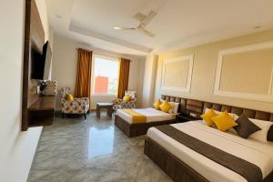 una stanza d'albergo con due letti e una sedia di Hotel La Meridian, A Four Star Luxury Hotel & Resort - Haridwar a Haridwār Altre 22 foto