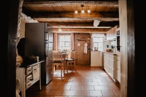 Køkken eller tekøkken på Romantisches Schwarzwälder Bauernhäuschen Hüsli am Griesbachhof