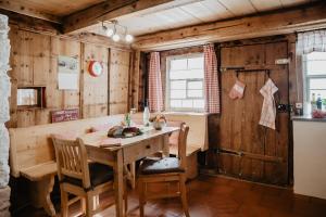 ein Esszimmer mit einem Holztisch und Stühlen in der Unterkunft Romantisches Schwarzwälder Bauernhäuschen Hüsli am Griesbachhof in Titisee-Neustadt