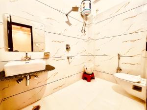 un bagno con lavandino e WC di Hotel La Meridian, A Four Star Luxury Hotel & Resort - Haridwar a Haridwār