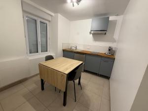 Kuchyň nebo kuchyňský kout v ubytování Appartement Verneuil