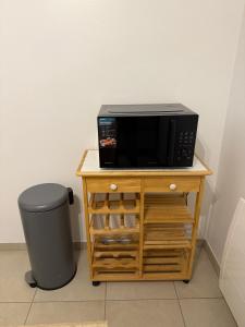 TV a/nebo společenská místnost v ubytování Appartement Verneuil