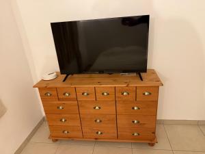 TV a/nebo společenská místnost v ubytování Appartement Verneuil