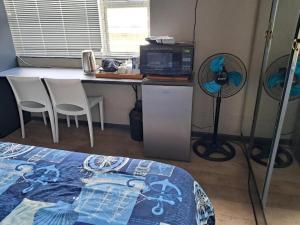 Postel nebo postele na pokoji v ubytování Beach Haven Sea Views, Fritzandi, Strand, Cape Town