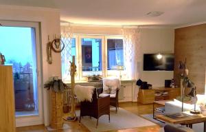 een woonkamer met twee stoelen en een woonkamer met bij Harz-Fewo-Wolf in Bad Harzburg