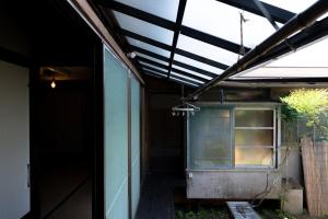 una vista esterna di un edificio con tenda da sole di Kashiwaya Inn a Nagiso