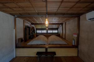 una camera con un grande letto al centro di Kashiwaya Inn a Nagiso