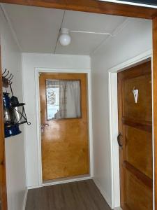 a room with a wooden door and a window at Guest cabin, Haukipudas, sauna and free parking in Haukipudas
