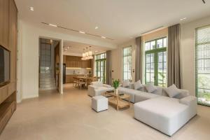 een woonkamer met een bank en een tafel bij Green Villas Tropical Phú Quốc in Phu Quoc