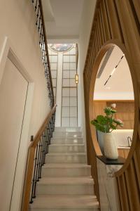 een hal met een wenteltrap en een ronde spiegel bij Green Villas Tropical Phú Quốc in Phu Quoc +241 foto's