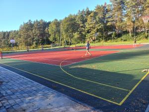 een groep mensen die op een tennisbaan lopen bij Bocianie Gniazdo in Bocheniec +1 foto