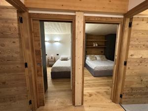 ein Schlafzimmer mit zwei Betten und zwei Betten in der Unterkunft Maison ValGià in Champoluc