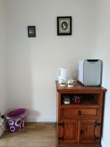 Příslušenství pro přípravu čaje a kávy v ubytování The Feathered Nest Apartment at The Cracked Hen