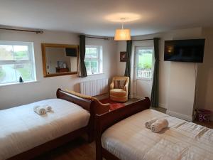 Postel nebo postele na pokoji v ubytování The Feathered Nest Apartment at The Cracked Hen