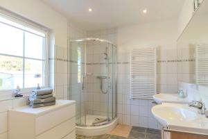 une salle de bain avec douche et lavabo dans l'établissement Weststrandläufer, à Wieck