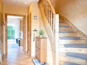 - un escalier dans une maison avec un escalier en bois dans l'établissement Weststrandläufer, à Wieck
