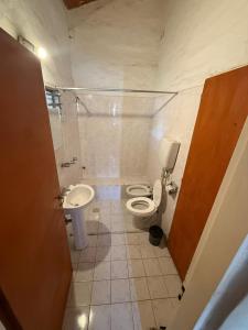 een badkamer met toilet en wastafel bij Hosteria las Palmeras in Mina Clavero +26 foto's
