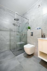 een badkamer met een douche, een toilet en een wastafel bij Spacious Family Luxury Getaway in Ashdod +43 foto's