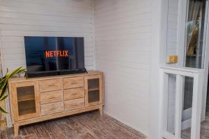 une télévision posée sur une commode en bois dans l'établissement The Puncak Private Villa, à Nusa Lembongan