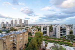 een uitzicht op een stad met hoge gebouwen bij Spacious Family Luxury Getaway in Ashdod