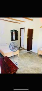 una camera con ventilatore al centro di una stanza di Paje lounge a Paje