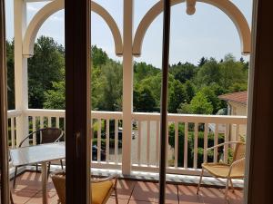 een balkon met een tafel en stoelen bij Dünenschloss - 02-29 in Kühlungsborn