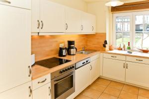 Nhà bếp/bếp nhỏ tại Landhaus zum Strande - 44-07