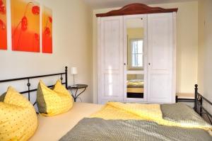 En eller flere senge i et værelse på Landhaus zum Strande - 44-61