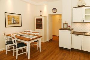 een keuken en eetkamer met een tafel en stoelen bij Dünenschloss - 02-24 in Kühlungsborn