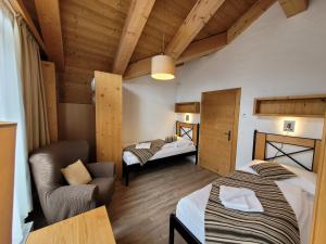 En eller flere senge i et værelse på Chalets Jasná Centrum APARTMENT S - Free Jacuzzi & Sauna and Chopok view