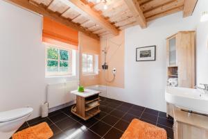 Koupelna v ubytování Berghütte, Chalet - Schwarzenberg am Böhmerwald + 33 fotografií