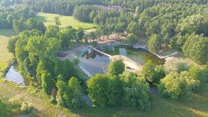 een luchtzicht op een brug over een rivier bij Czapla in Bocheniec