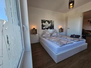 Giường trong phòng chung tại LÜFTLE neue gemütliche große Familien Ferienwohnung im Allgäu