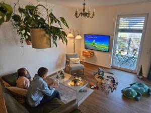 TV/trung tâm giải trí tại LÜFTLE neue gemütliche große Familien Ferienwohnung im Allgäu