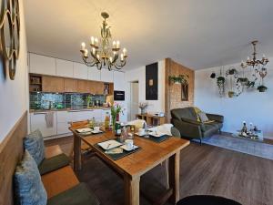 Nhà bếp/bếp nhỏ tại LÜFTLE neue gemütliche große Familien Ferienwohnung im Allgäu