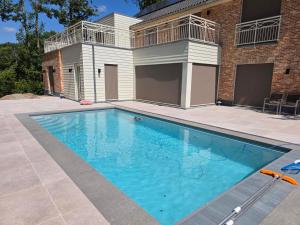 een zwembad voor een huis bij Bed and Breakfast L'Orée Du Bois in Waver