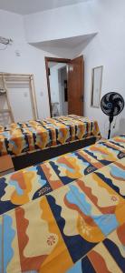 due letti uno accanto all'altro in una camera da letto di AP BAIRRO de FÁTIMA Familiar a Itabuna Altre 22 foto