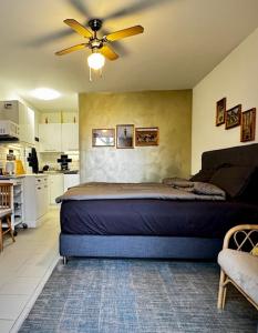 una camera da letto con un letto e un ventilatore a soffitto di Le Cormier a Obterre