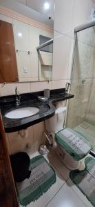 un bagno con lavandino e WC di AP BAIRRO de FÁTIMA Familiar a Itabuna