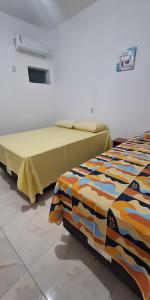 due letti uno accanto all'altro in una stanza di AP BAIRRO de FÁTIMA Familiar a Itabuna