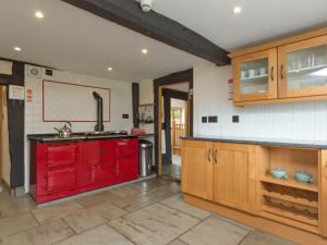 een keuken met rode kasten en een rode lade bij Parkers in Mathon +20 foto's