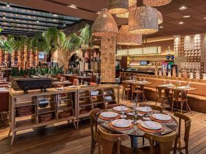 En restaurant eller et andet spisested på Mercure Belo Horizonte Vila da Serra