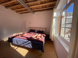 En eller flere senge i et værelse på Serenity Stay Rangrik