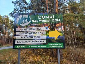 een bord aan de kant van een weg bij Domek pod Czubatką in Bocheniec