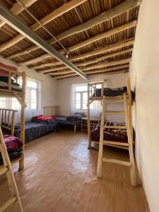 En eller flere senge i et værelse på Serenity Stay Rangrik