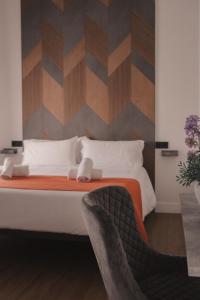 una camera da letto con un letto con una parete in legno di La Banda Suites a Siviglia